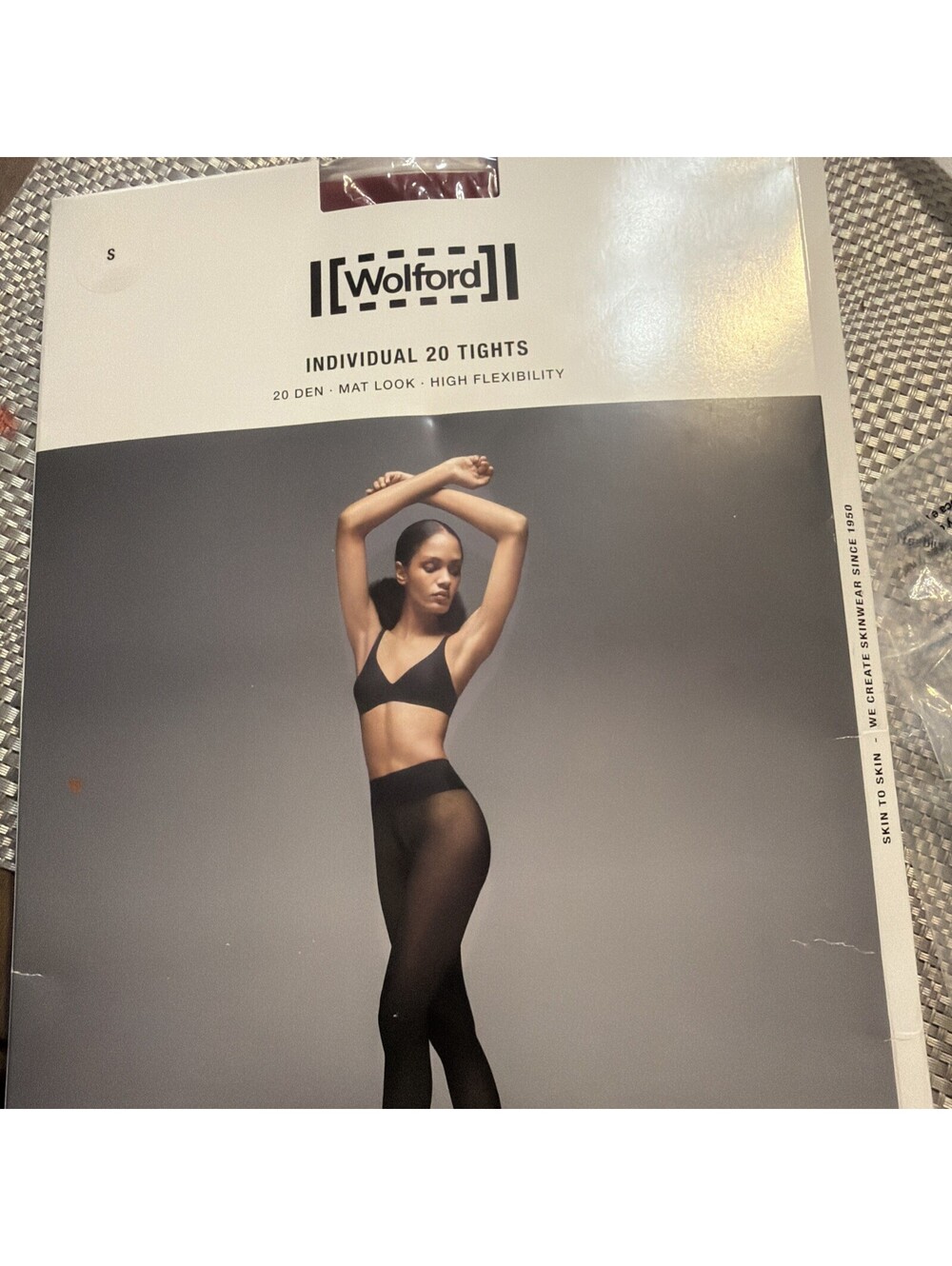Wolford Individual 20 Tights 20 Den Crimson 18267-3244 Open Box